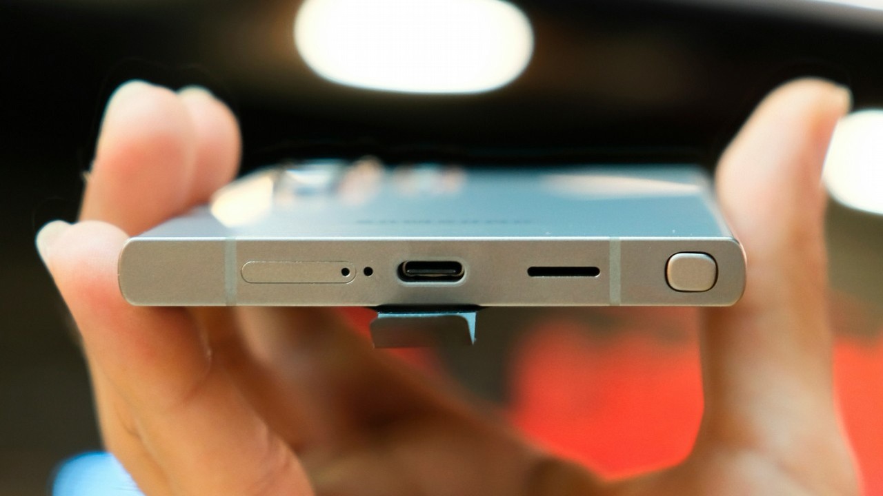 Samsung Galaxy S24 FE niemalże pewny - model pojawił się na liście brytyjskiego operatora, źródło grafiki: Zana Latif, Unsplash.