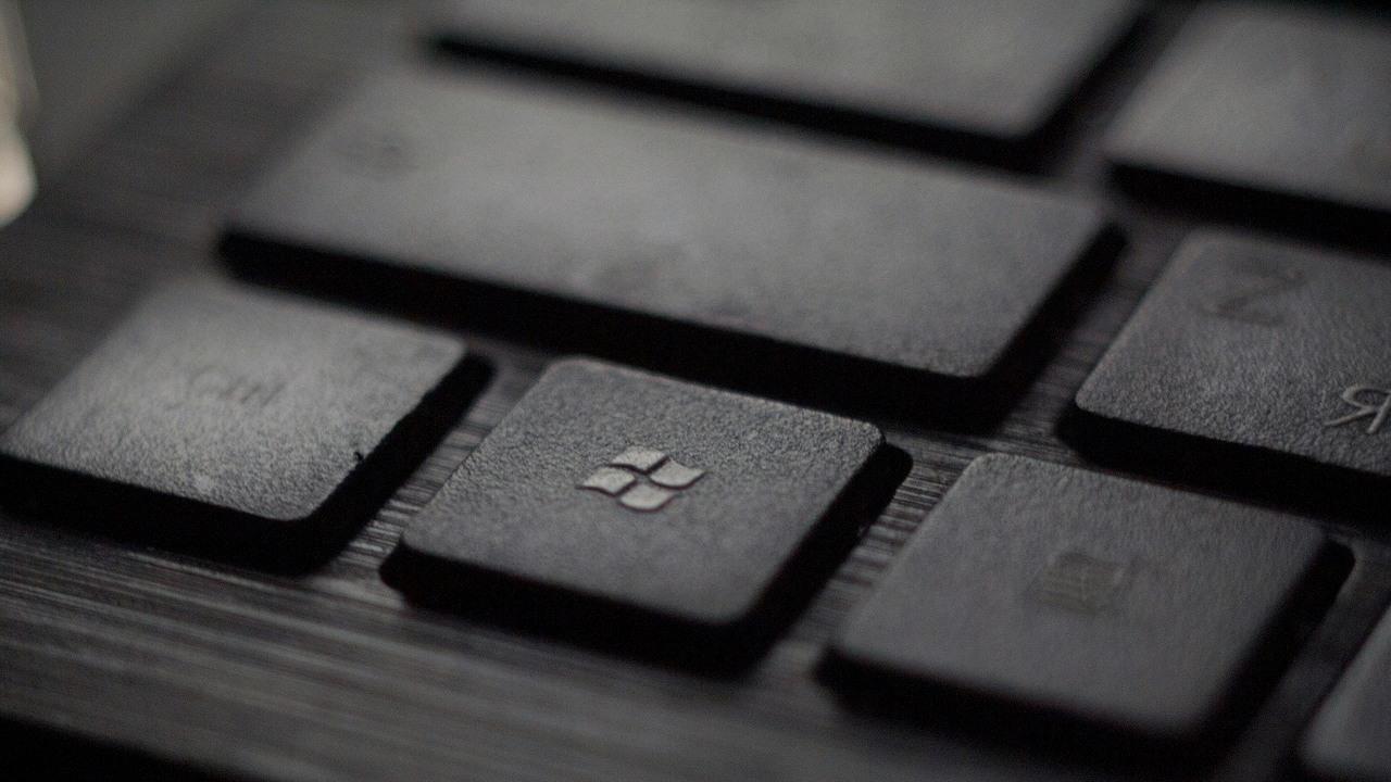 Microsoft krytykowany przez programistów. Powodem niedawna publikacja kodu źródłowego MS-DOS 4, źródło grafiki: Unsplash | Tadas Sar..