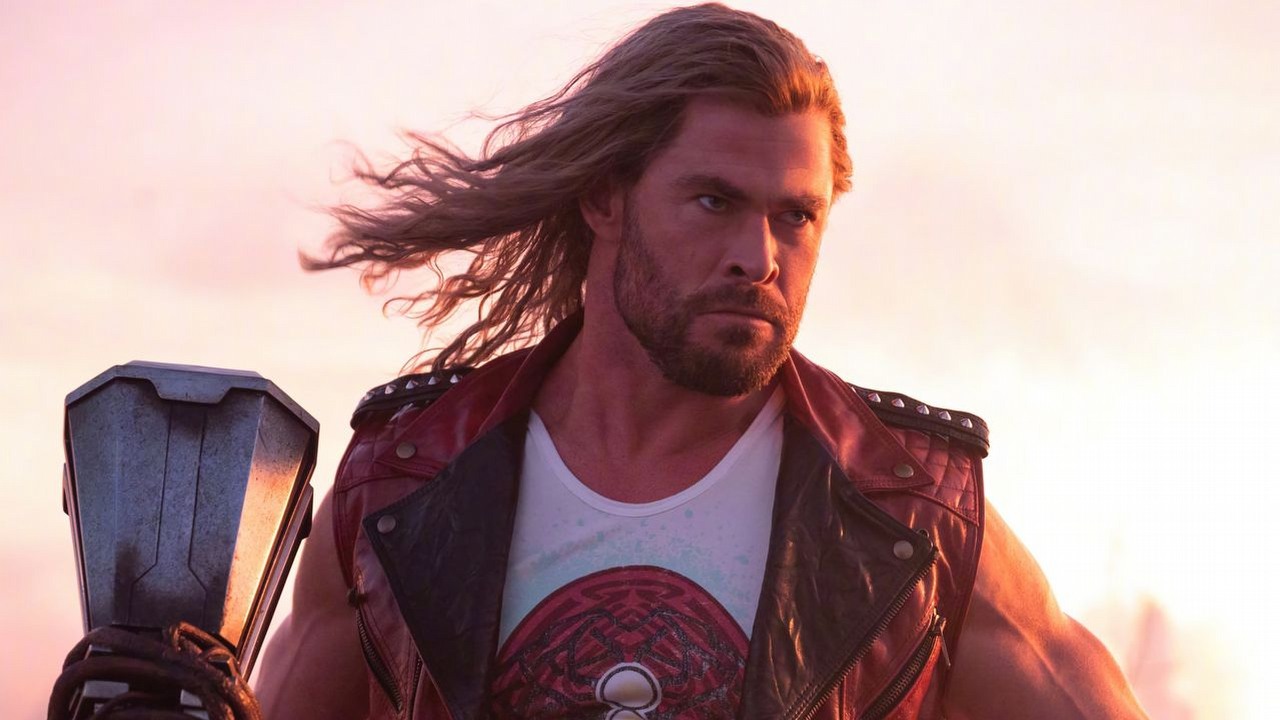 „Stałem się parodią samego siebie”. Chris Hemsworth wciąż nie może sobie wybaczyć występu w Thorze: Miłości i gromie, który podzielił fanów Marvela, źródło grafiki: Thor: Miłość i grom, Taika Waititi, Marvel, 2022.