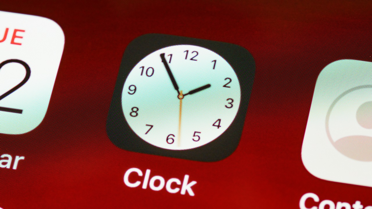 Twój iPhone Cię nie obudzi, dosłownie. Budzik w smartfonie Apple szwankuje przez wadliwe oprogramowanie, źródło grafiki: Brett Jordan | Unsplash.