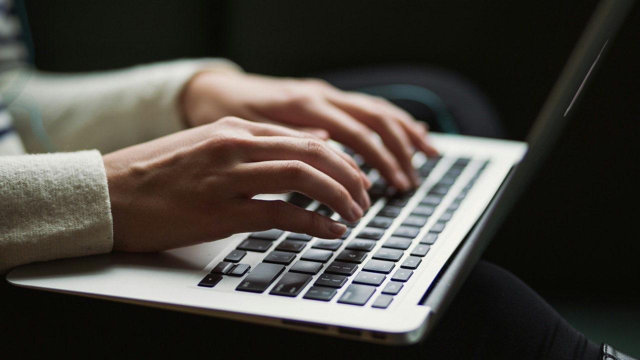 Język arabski przechodzi internetową rewolucję. To jedno z najciekawszych zjawisk socjolingwistycznych stulecia, źródło grafiki: Kaitlyn Baker | Unsplash.