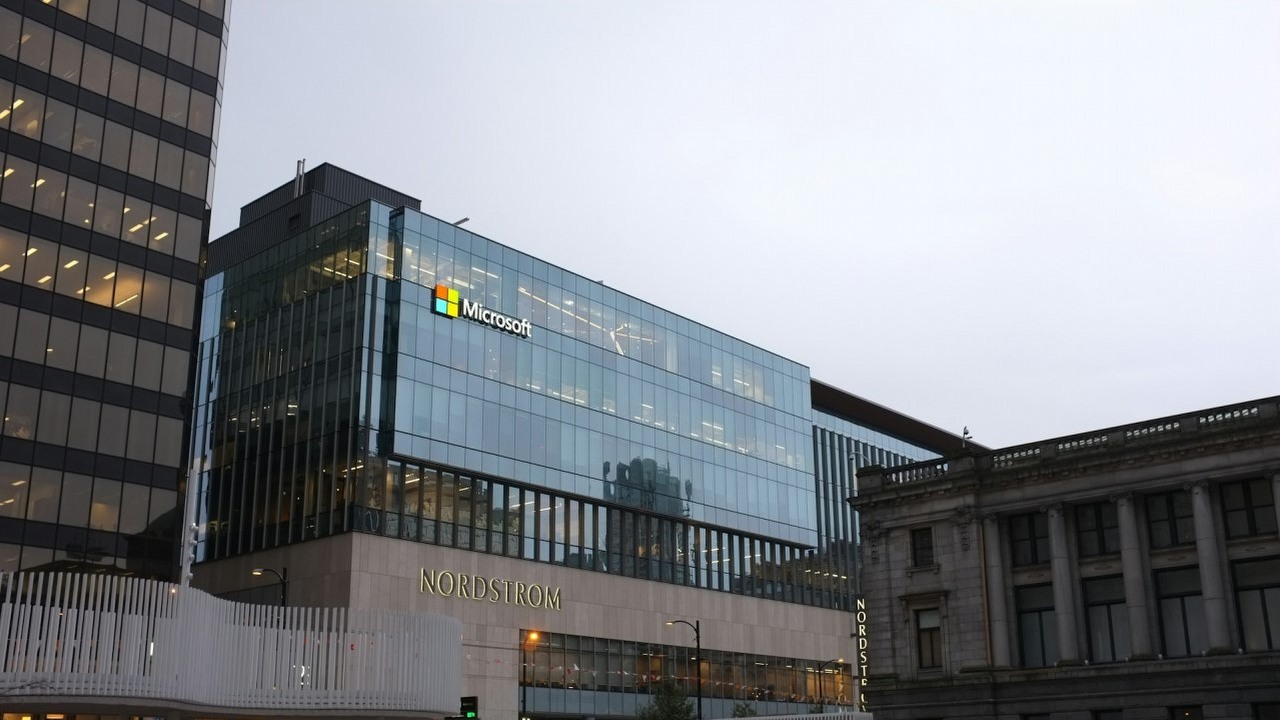 Ataki hakerskie w ostatnich miesiącach zmusiły Microsoft do konkretnych działań. Oto inicjatywa „Secure Future Initiative”, źródło grafiki: Matthew Manuel | Unsplash.