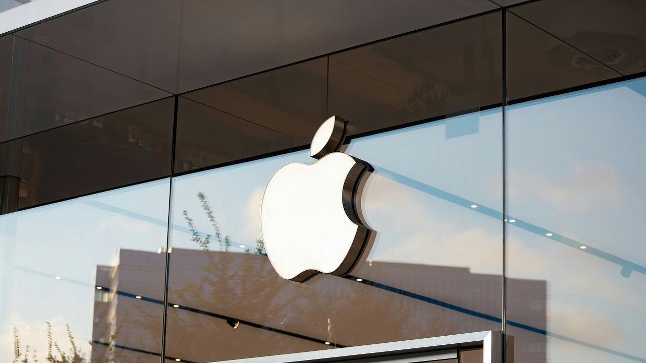 Apple sprzedaje o 10% mniej iPhonów niż rok temu, ale wciąż nie ma powodów do narzekania, źródło grafiki: Unsplash | Trac Vu..