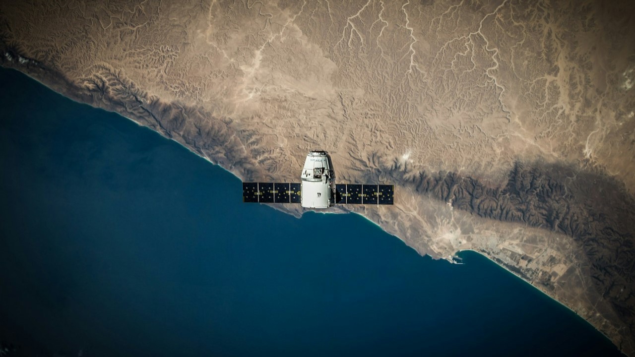 Hubble Network po raz pierwszy w historii ludzkości nawiązuje połączenie Bluetooth z satelitą, źródło grafiki: SpaceX | Unsplash.