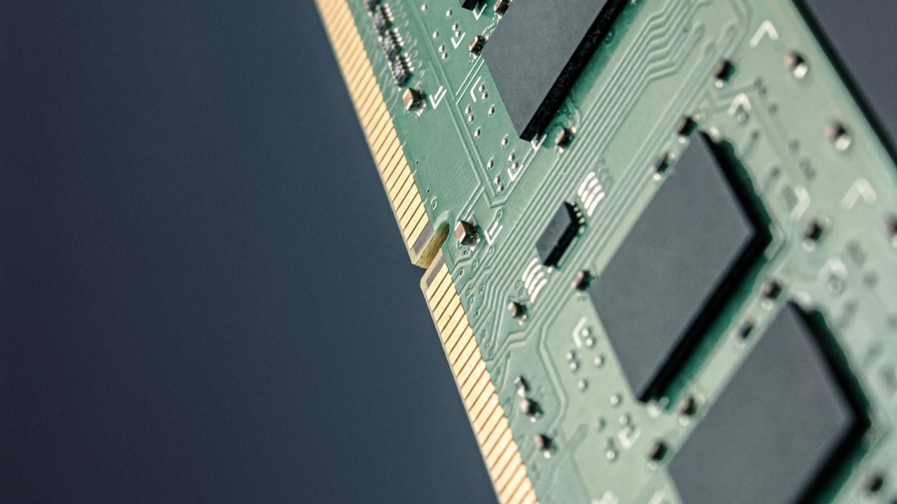 DDR2 vs DDR3 vs DDR4 vs DDR5. Omawiamy najważniejsze różnice w pamięciach RAM, źródło grafiki: Ian Talmacs | Unsplash.
