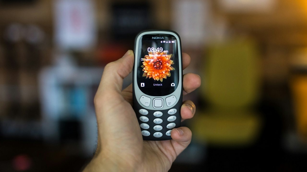 Nokia 3210 znowu trafiła do sklepów, to telefon dla sentymentalnych klientów z drobnymi unowocześnieniami, źródło grafiki: Isaac Smith | Unsplash.