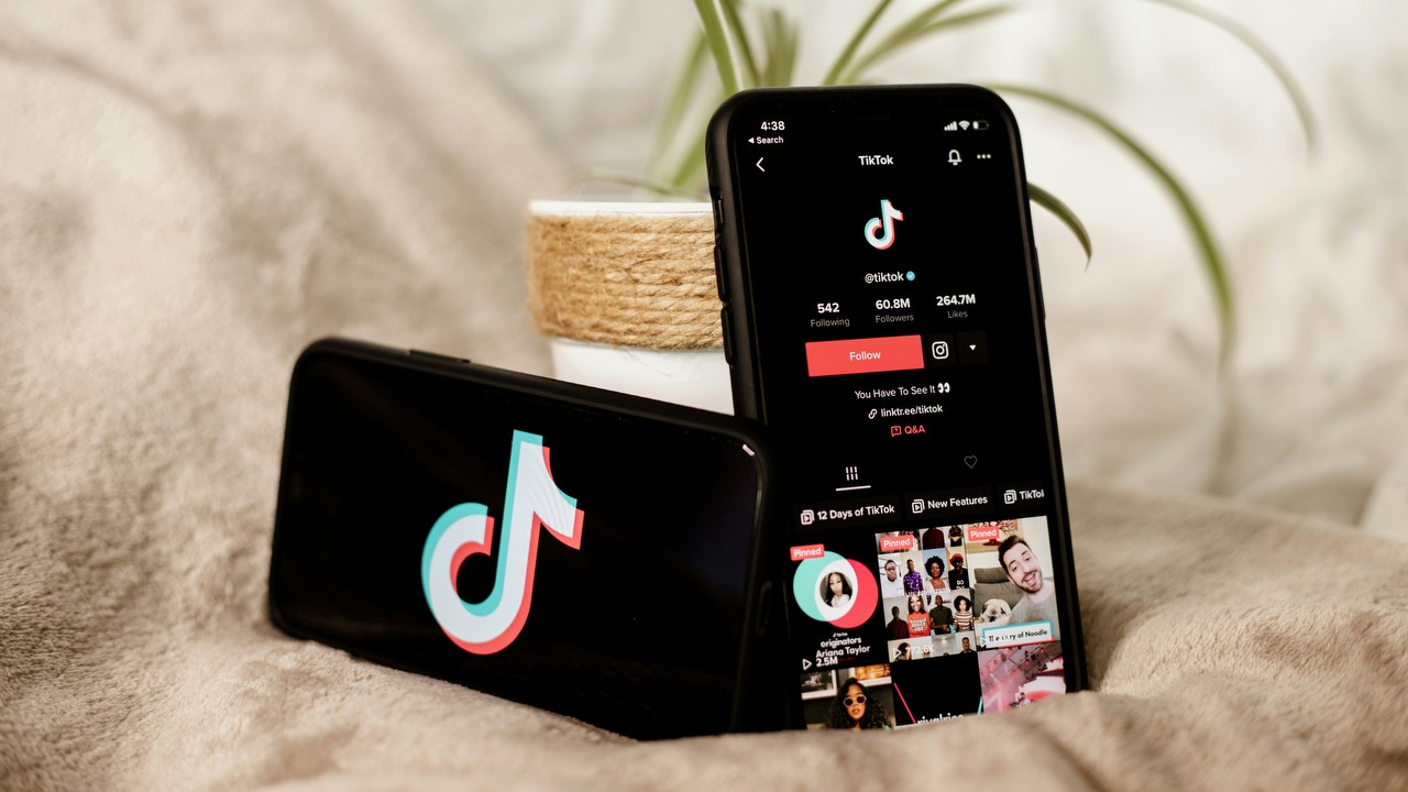 Kolejny krok w walce z dezinformacją. TikTok zacznie oznaczać treści generowane przez AI, źródło grafiki: Collabstr | Unsplash.