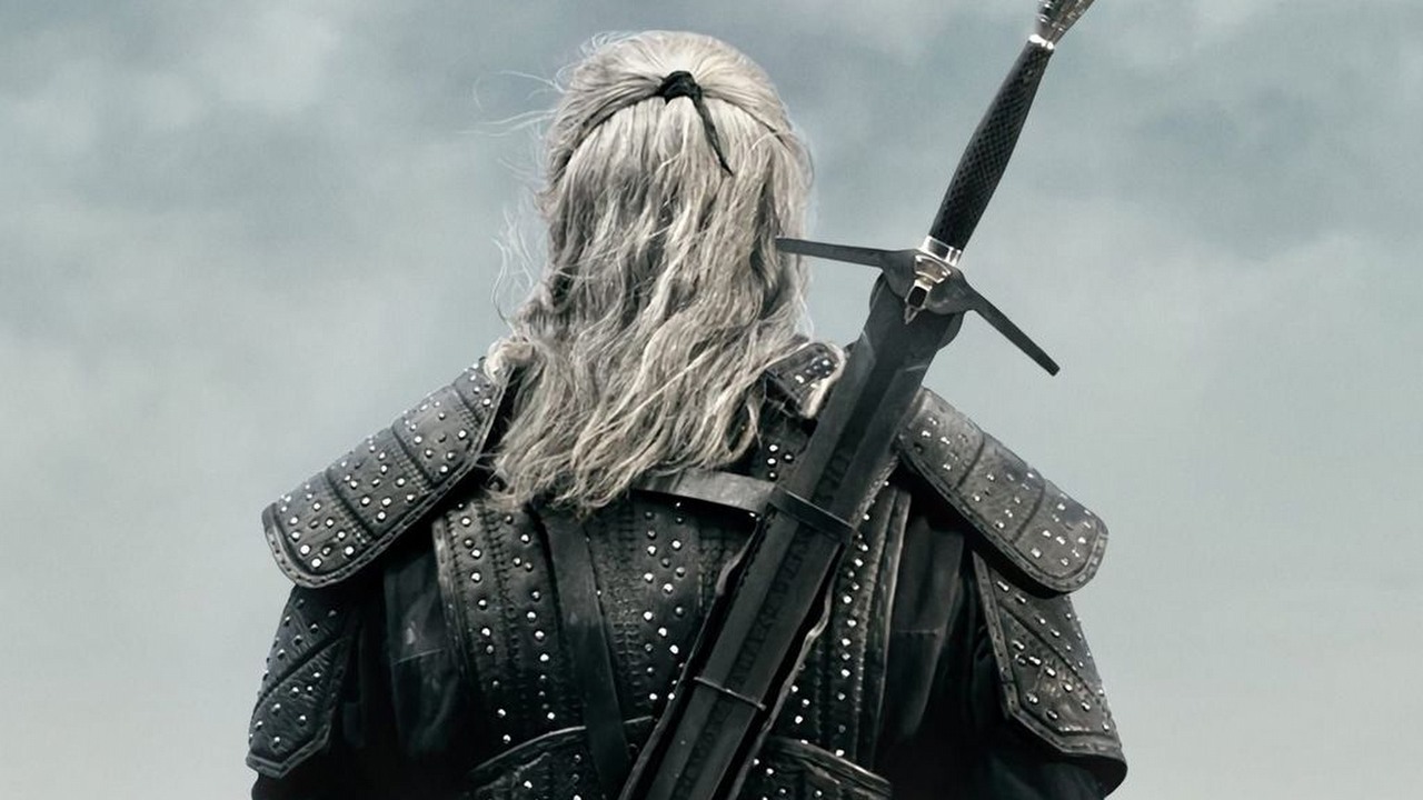 Zdjęcie stroju wiedźmina z 4. sezonu trafiło do sieci. Część internautów myślała, że jest na nim Liam Hemsworth. „Totalna żenada", źródło grafiki: Wiedźmin, Netflix, 2019.