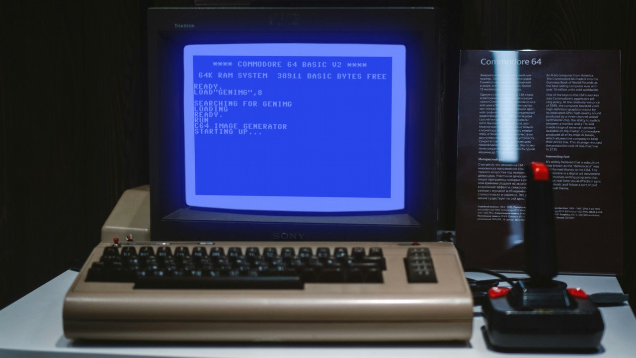 Commodore 64 tworzy obrazy AI - potrzebuje 20 minut, aby wygenerować 64 piksele, źródło grafiki: Alexander Grigoryev, Unsplash / Nick Bild, YouTube.