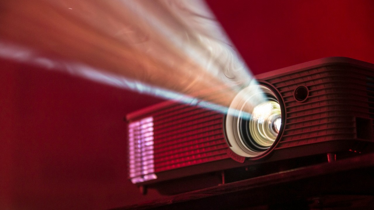 Co zużywa więcej energii? Porównanie 14-letniego telewizora Full HD z nowym projektorem 4K, źródło grafiki: Alex Litvin, Unsplash.