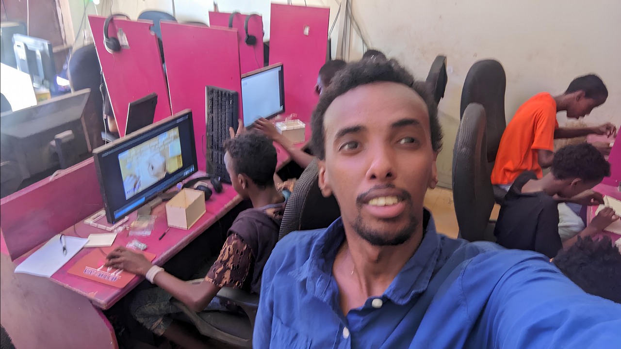 Gracz spełnia marzenie o własnej kafejce internetowej; wspiera go społeczność i otrzymuje darowizny oraz kierownicę wyścigową w prezencie, źródło grafiki: Maho90 | Reddit.