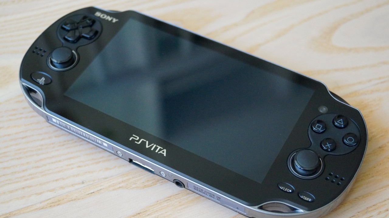 Gracz wystawia na sprzedaż unikalną wersję PS Vita, ale nie wszystkim spodoba się jej cena, źródło grafiki: PixelFeeling, platforma X.