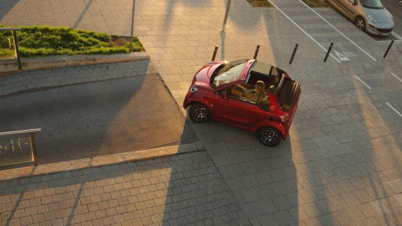 Najtańszy samochód elektryczny - pokazujemy 3 auta elektryczne do 100 tysięcy złotych, źródło grafiki: Smart | Mercedes-Benz.
