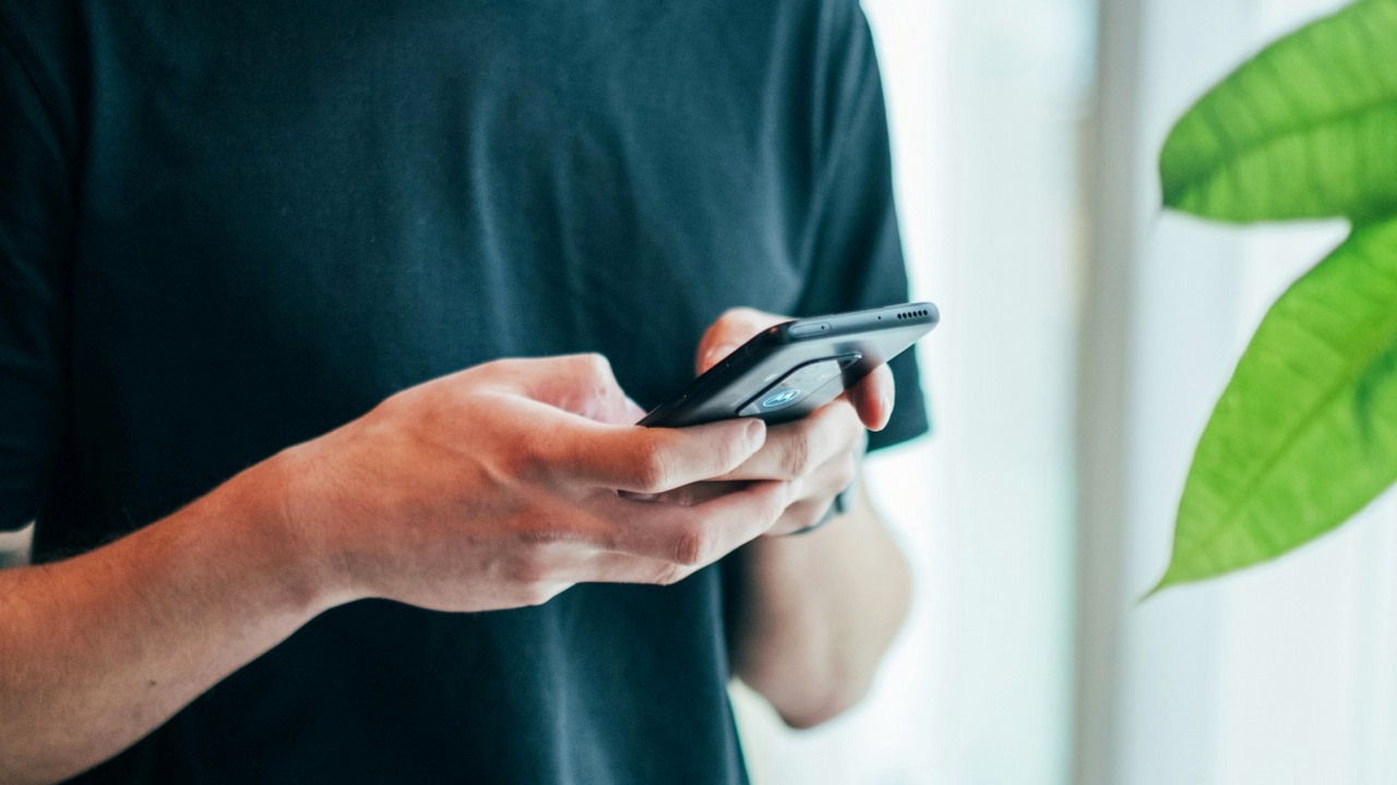 Twój smartfon może działać znacznie szybciej, gdy wyłączysz tę ukrytą opcję, źródło grafiki: Jonas Leupe, Unsplash.