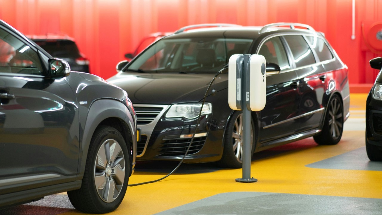 Przejechali 2500 kilometrów autem elektrycznym i nauczyli się, że diesel jest jednak nadal mocny, źródło grafiki: Michael Fousert, Unsplash.