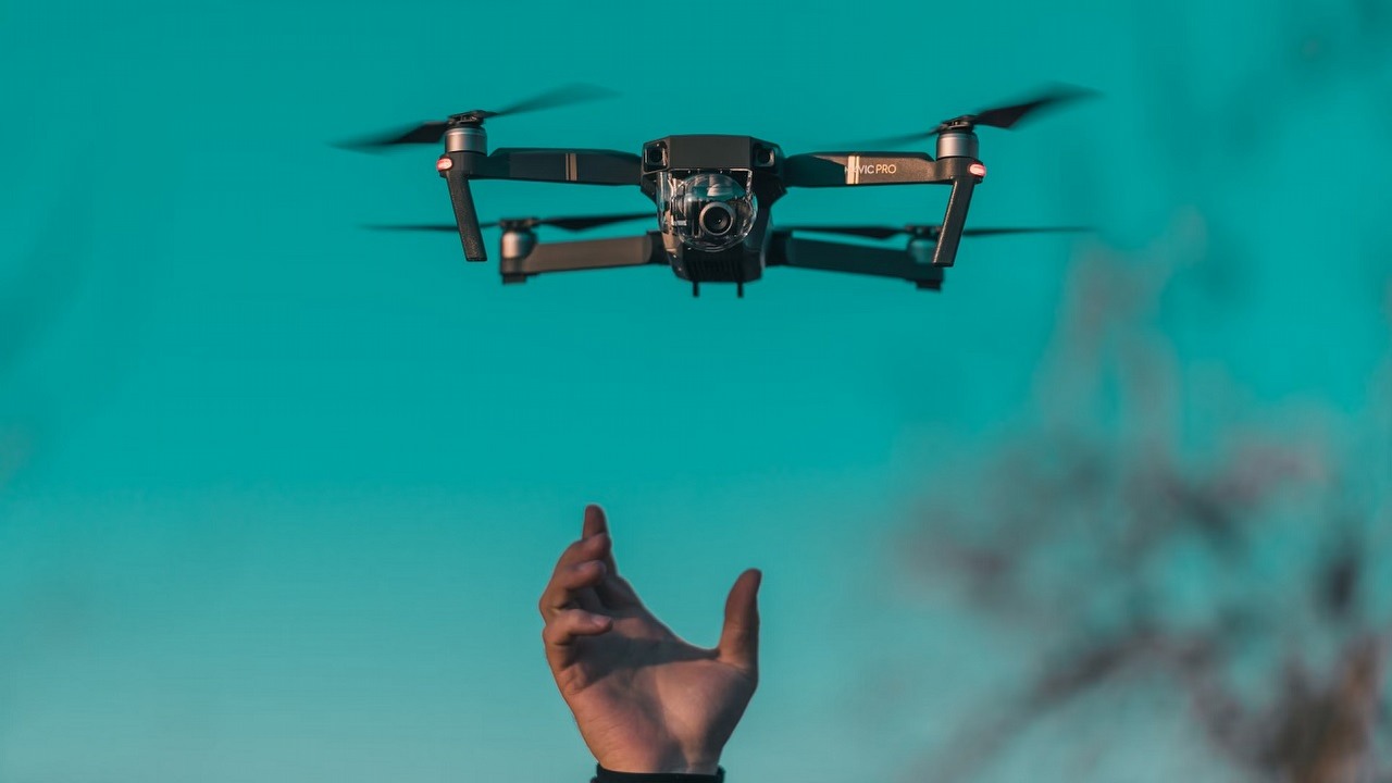 Zgłaszanie lotów dronem. Co należy wiedzieć?, źródło grafiki: Diana Măceşanu | Unsplash.