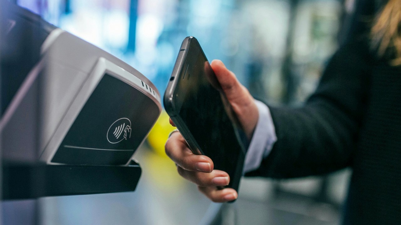 Co oznacza symbol „N” na ekranie smartfonu i dlaczego aktywacja tej opcji może być przydatna?, źródło grafiki: Jonas Leupe, Unsplash.