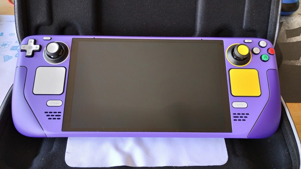 GabeCube, to Steam Deck przerobiony przez fana na styl Game Cube, źródło grafiki: SpacePumpkie; imgur.com; 2024.