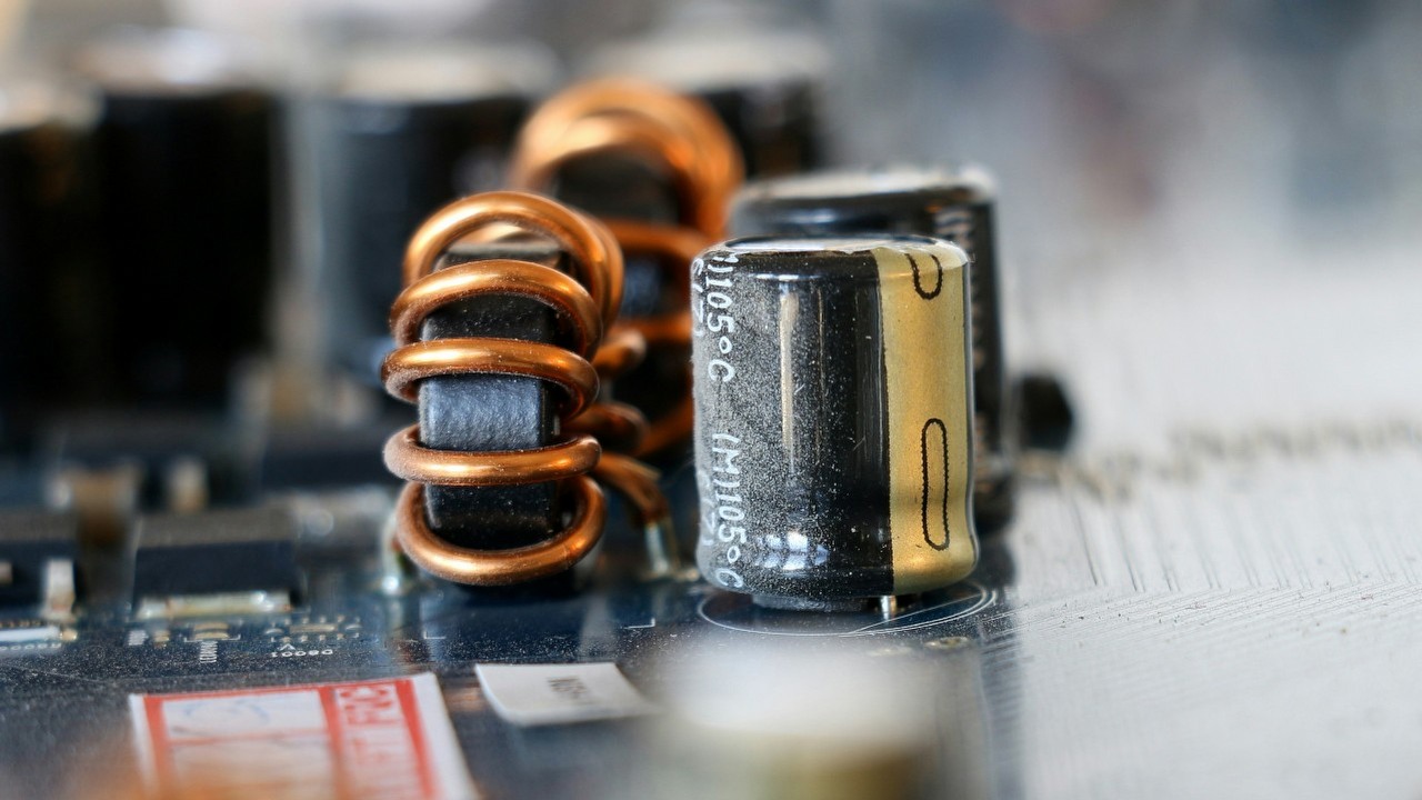 Rewolucja w autach elektrycznych? Sensacyjne, przypadkowe odkrycie w magazynowaniu energii elektrycznej, źródło grafiki: Pierre Bamin, Unsplash.
