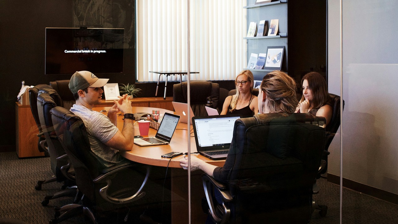 Ta młoda kobieta została zwolniona po trzech dniach pracy: „Pokolenie Z nie toleruje toksycznego środowiska jak inne pokolenia”, źródło grafiki: Campaign Creators | Unsplash.