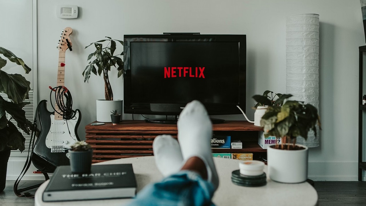 Netflix - gospodarstwo domowe. Czym jest i jak je ustawić?, źródło grafiki: Mollie Sivaram | Unsplash.