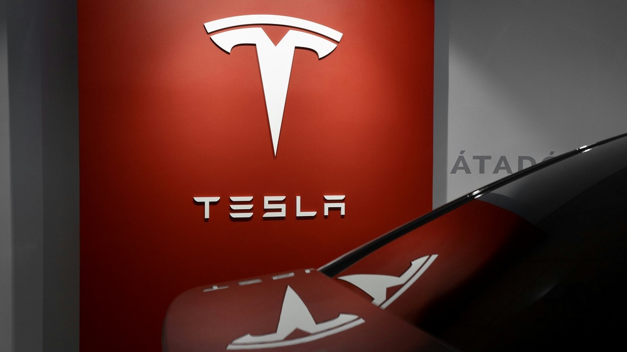 Tesla nadal zmaga się z problemami. Ogłoszono kolejne zwolnienia, źródło grafiki: Unsplash | Milan Csizmadia..