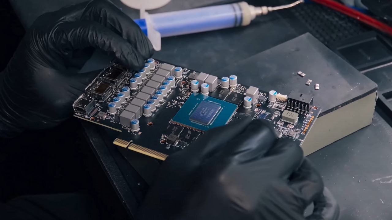 Nvidia RTX 4070 Ti z łatwością pokonuje RTX 4080 w testach, wystarczyła jedna modyfikacja, źródło grafiki: TecLab | YouTube.