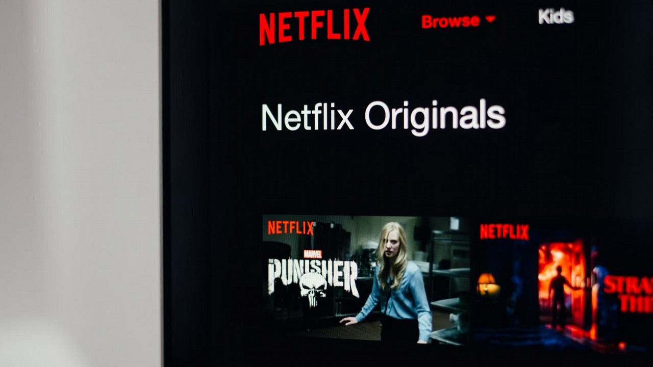 Ile kosztuje Netflix na rok? Podajemy roczny koszt poszczególnych abonamentów, źródło grafiki: charlesdeluvio | Unsplash.