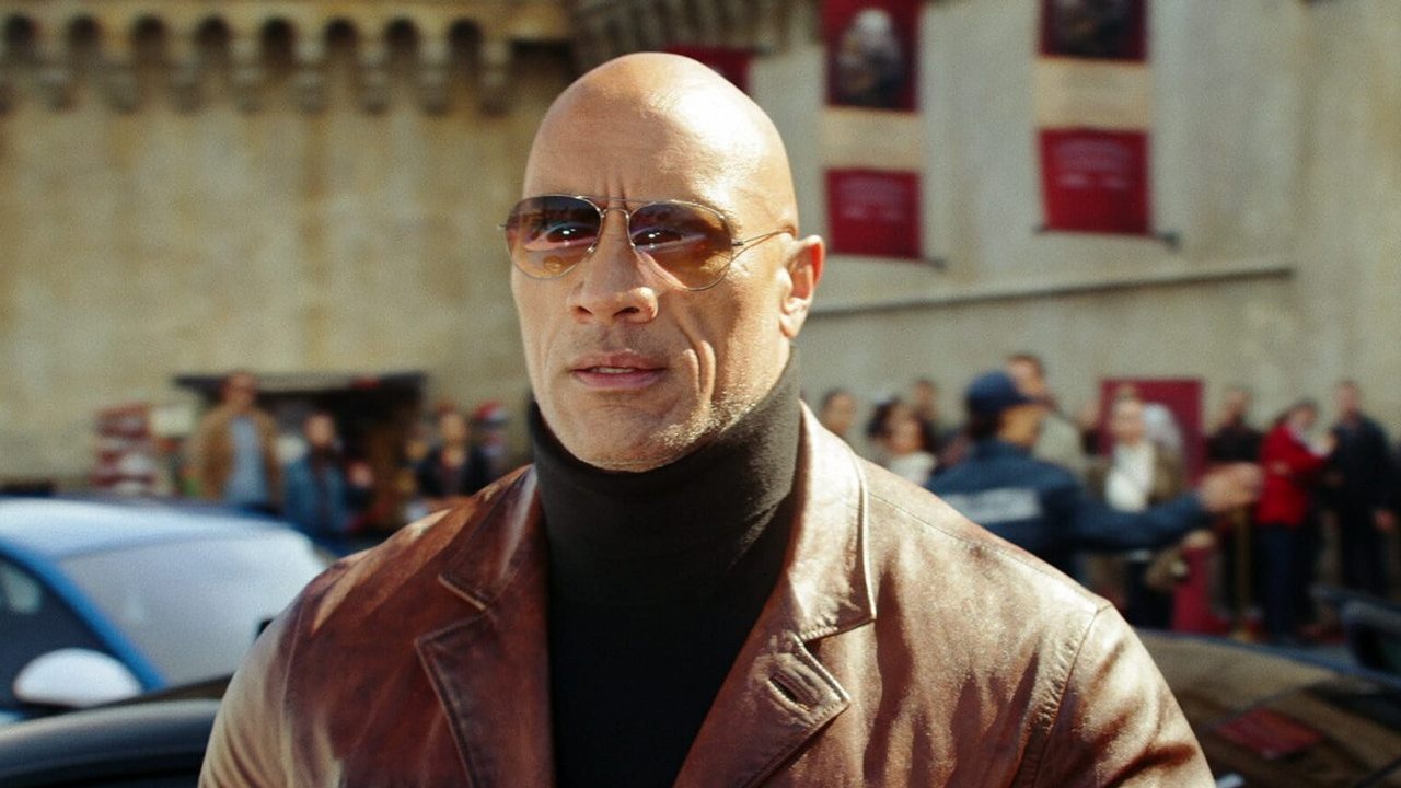 Dwayne Johnson jest zupełnie nie do poznania w The Smashing Machine. The Rock jako ikona MMA w nowym filmie studia A24, źródło grafiki: Czerwona nota, Rawson Marshall Thurber, Netflix, 2021.