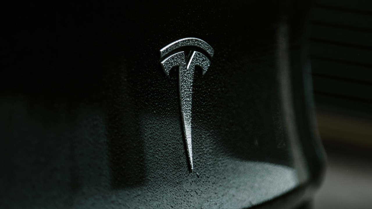 Elon Musk odkrył, że kiedy zwalnia cały zespół Tesla Supercharger, rozwój zatrzymuje się. Zatrudnił ich więc z powrotem, źródło grafiki: Austin Ramsey | Unsplash.