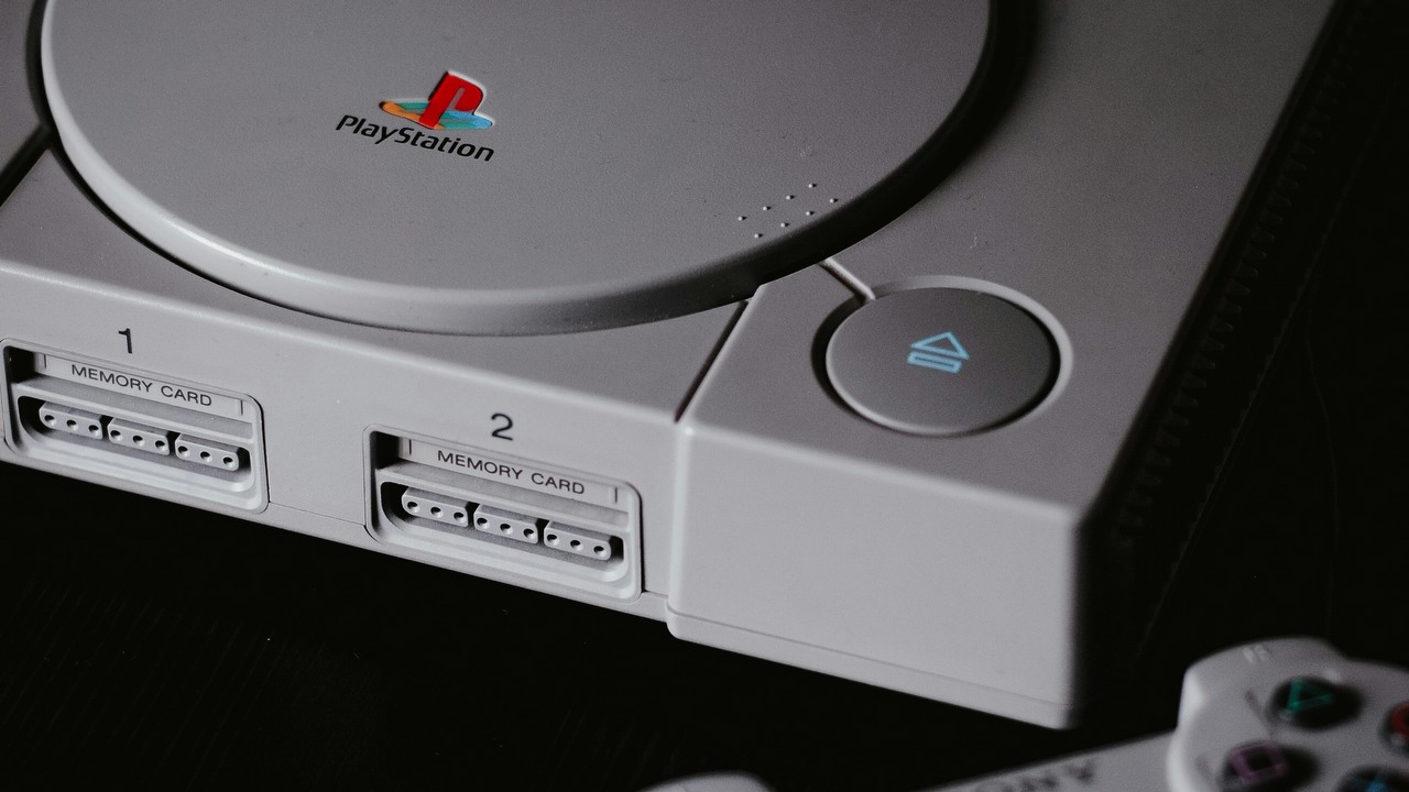 „To musi być beta PS6”: Kolekcjoner kupuje używane PS1, ale w zamian otrzymuje pomalowanego NES-a, źródło grafiki: Unsplash | Nik.