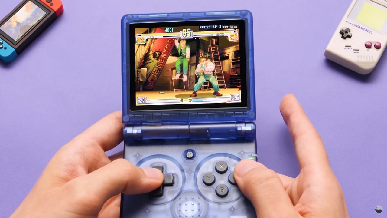 Anbernic RG35XX SP to prawdopodobnie najlepszy wybór dla fanów GameBoya Advance i gier retro, źródło grafiki: Taki Udon, YouTube.