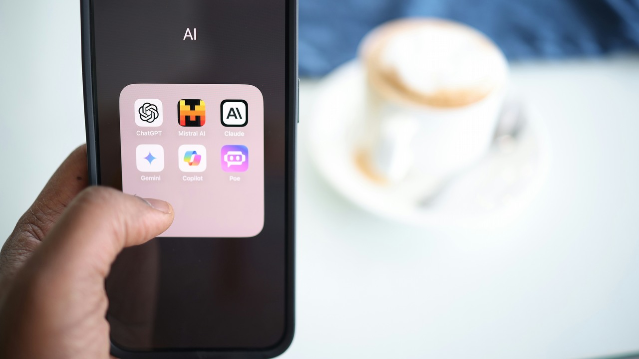 Unia Europejska wprowadza przełomowe prawo. AI będzie podlegało nadzorowi, źródło grafiki: Solen Feyissa, Unsplash.