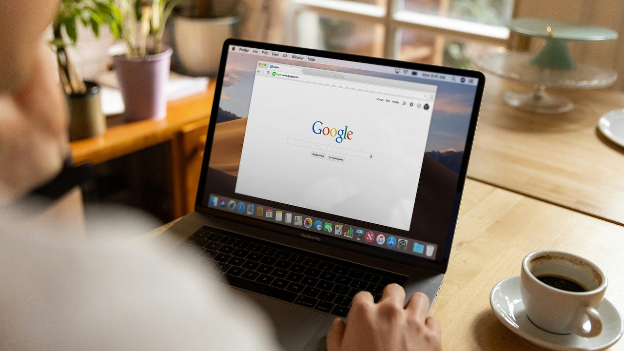 Zamiast rewolucji na razie jest mem. AI w wyszukiwarce Google potrafi udzielić absurdalnych odpowiedzi, źródło grafiki: Unsplash | Firmbee.com..