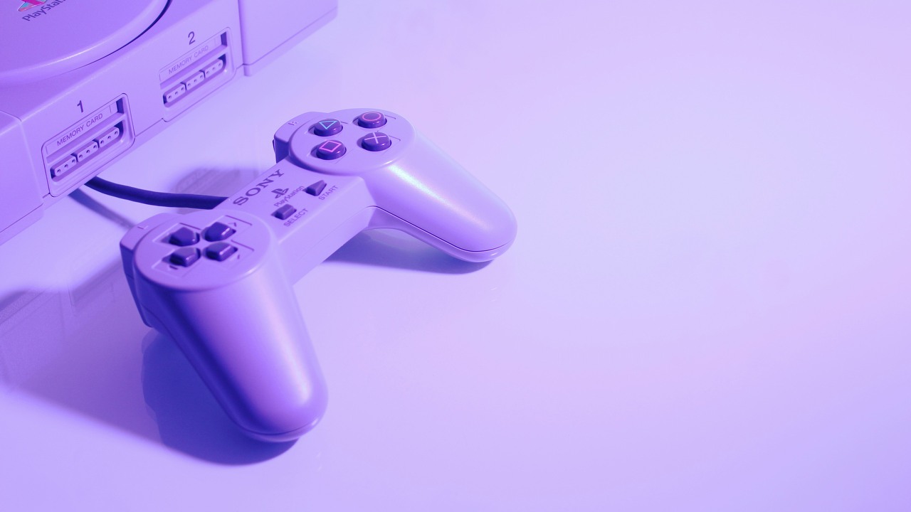 Co oznaczają symbole na kontrolerze do PlayStation? To nie są losowe znaki, co wytłumaczył projektant pierwszej wersji konsoli, źródło grafiki: chilinik, Unsplash.