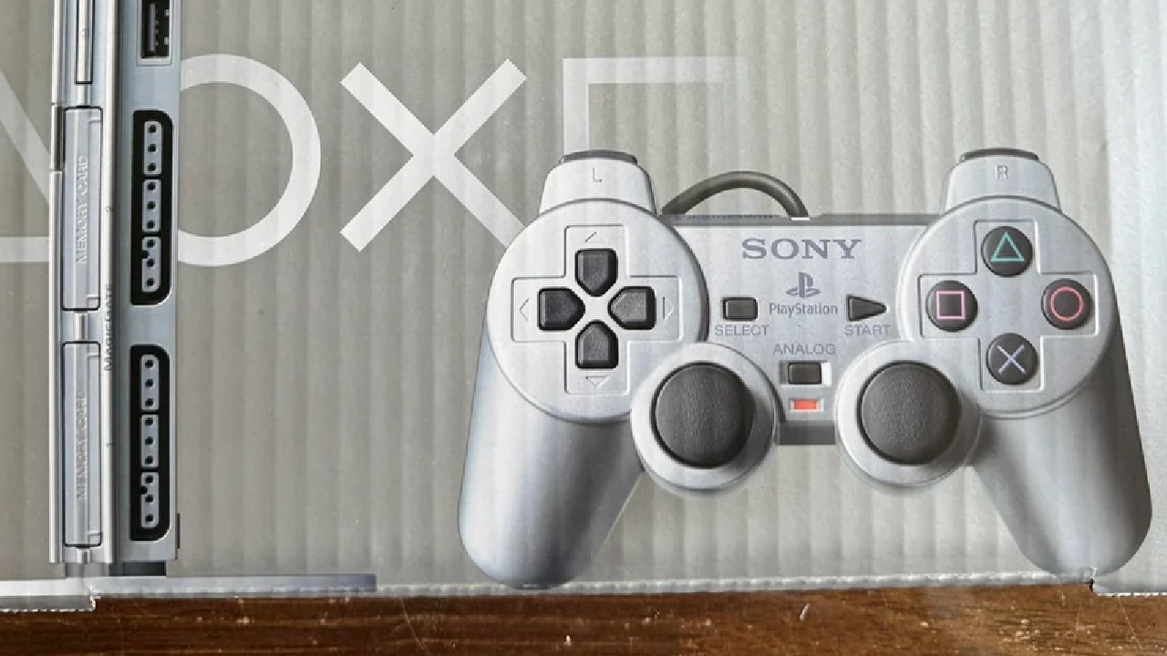 PS2 w oryginalnym opakowaniu przeleżało 20 lat, ale lepiej jeszcze nie odpakowywać tej konsoli, źródło grafiki: Torghira / Reddit..