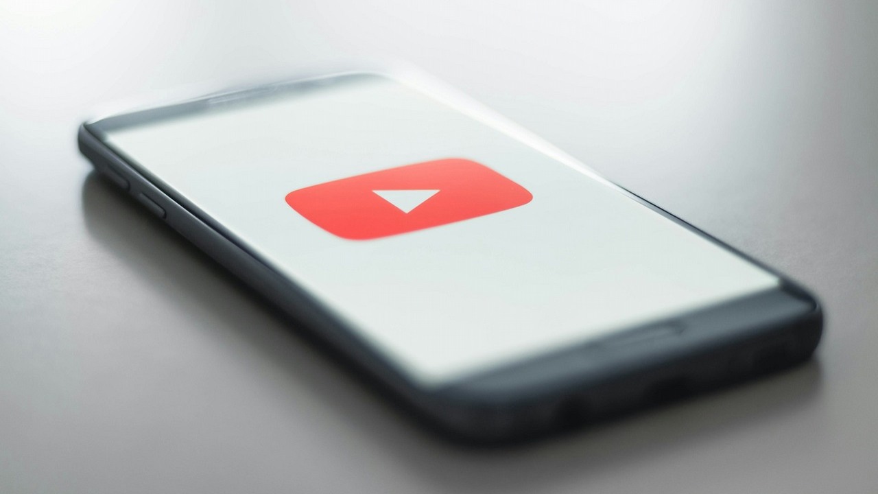 Użytkownicy YouTube zgłaszają problemy z odtwarzaniem; to może być kolejny pomysł na walkę z adblockami, źródło grafiki: Unsplash | Christian Wiediger.