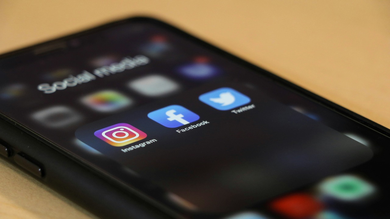 Laureatka Pokojowej Nagrody Nobla krytykuje Elona Muska i Marka Zuckerberga - „to najwięksi dyktatorzy”, źródło grafiki: dole777, Unsplash.