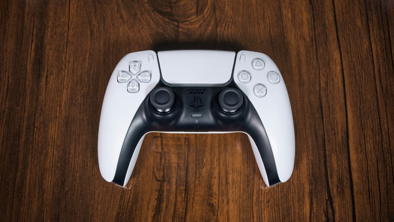 Czy ty też tęsknisz za kolorowymi przyciskami PlayStation? Fan sam wbudował przyciski PS4 w kontroler DualSense, źródło grafiki: Daniel ZH | Unsplash.