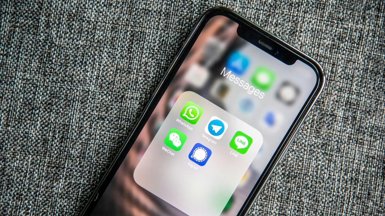 WhatsApp: jak wysyłać wiadomości z nietypowymi literami bez instalowania czegokolwiek, źródło grafiki: Unsplash | Adem AY.