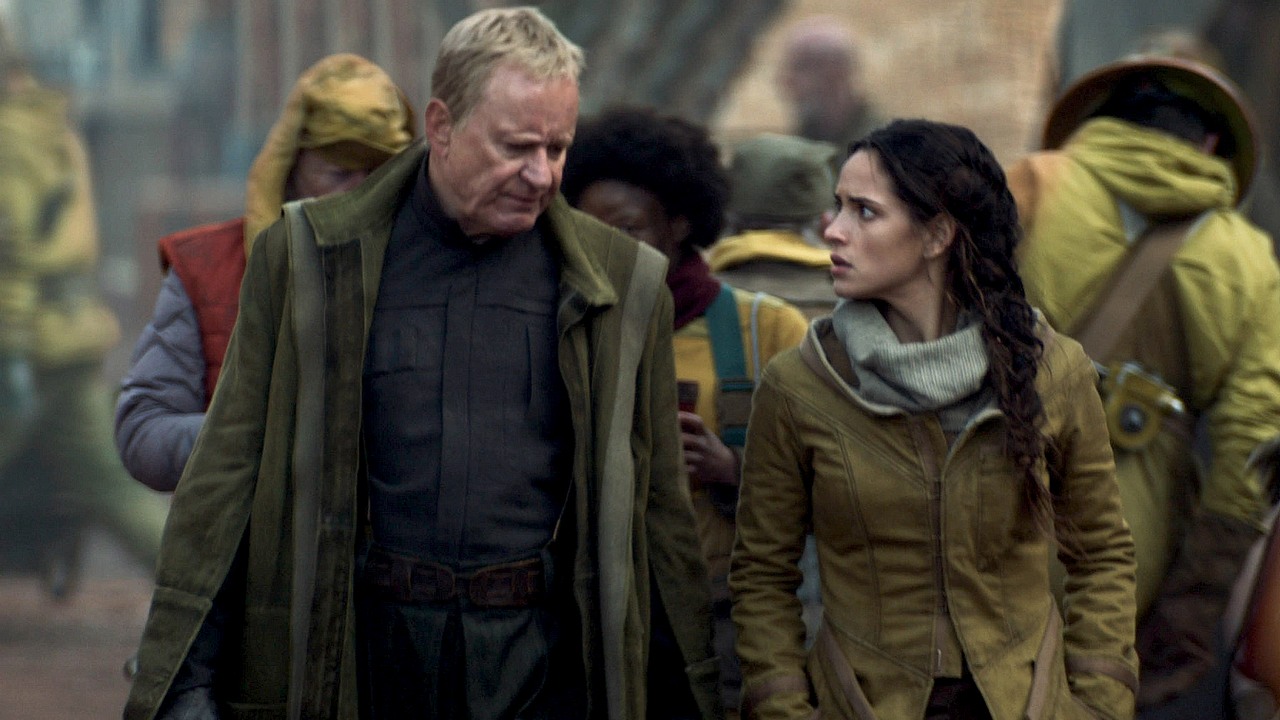 Gwiazda Andora opowiedziała o potencjalnym spin-offie i o „niespotykanej” strukturze 2. sezonu serialu Star Wars, źródło grafiki: Andor, Tony Gilroy, Disney+, 2022.