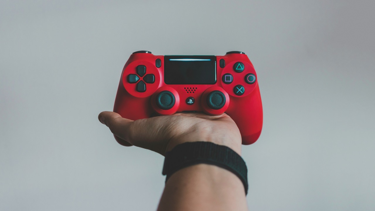 Po 11 latach od premiery, liczba aktywnych graczy PS4 zrównała się z grającymi na PS5, źródło grafiki: Nadine Shaabana | Unsplash.