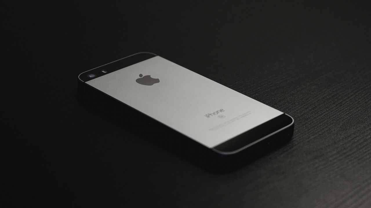 Ten iPhone oficjalnie stał się przestarzały i trudno nie zgodzić się z Apple, źródło grafiki: Christian Allard, Unsplash.
