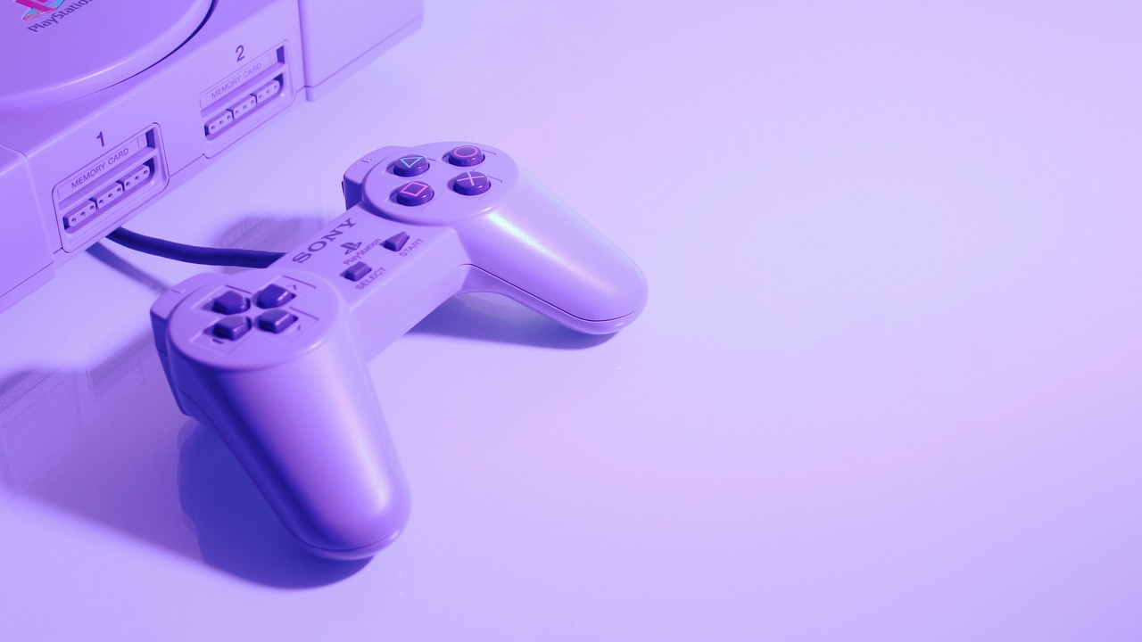 Gracz wygrzebał swoje „stare PlayStation” z kolekcji i niespodzianka: to nie była konsola, źródło grafiki: chilinik, Unsplash.