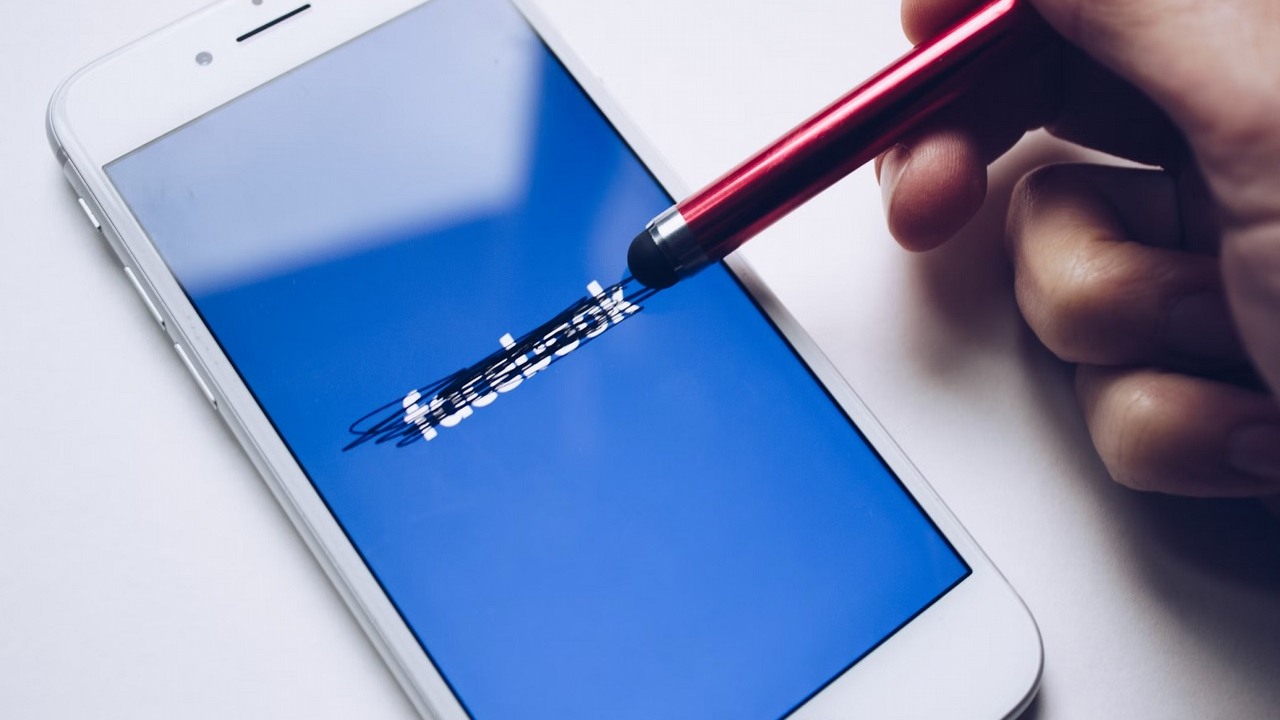 Jak zablokować kogoś na Facebooku? Opisujemy szczegółowo cały proces, źródło grafiki: Thought Catalog | Unsplash.