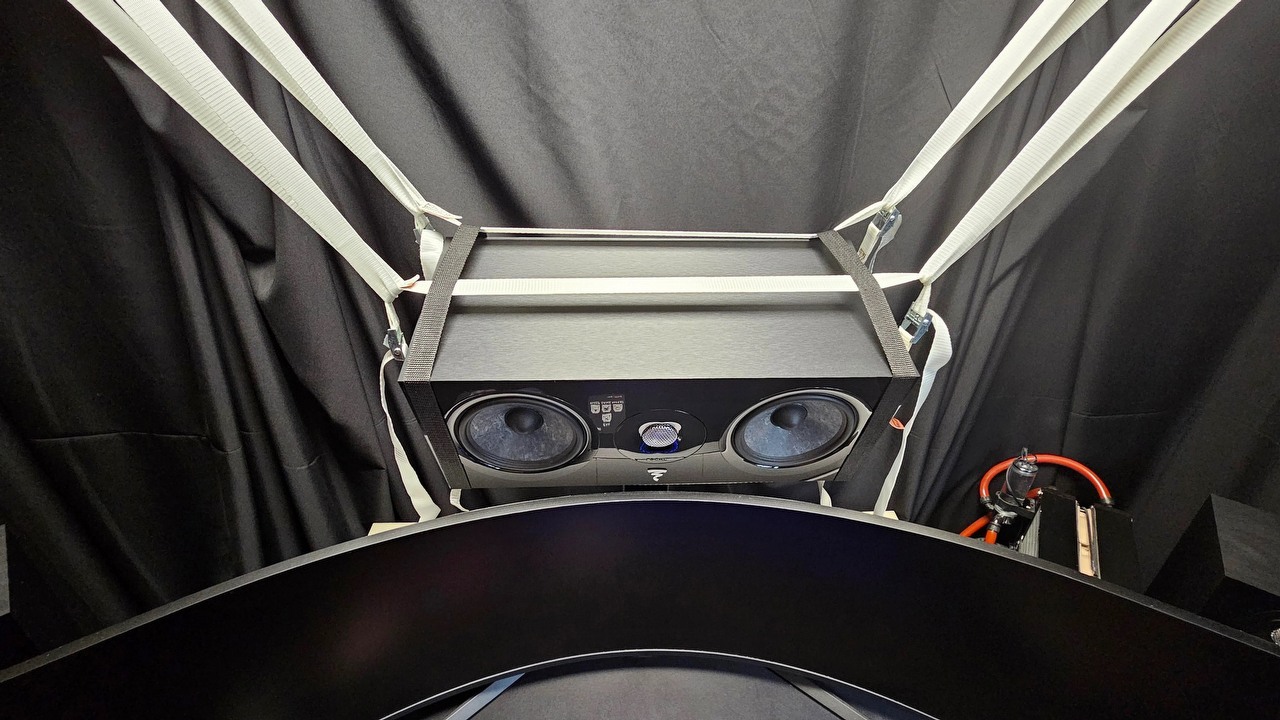 Jak w Mission: Impossible: Gracz wiesza głośniki nad monitorem, ale społeczności przeszkadza coś zupełnie innego, źródło grafiki: Upper_Active_4921 | Reddit.