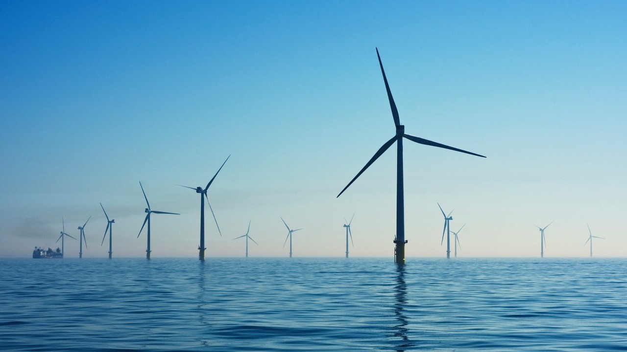 Coraz tańszy prąd z OZE, według naukowców energia z wiatru jest bardziej opłacalna od innych źródeł, źródło grafiki: Unsplash | Nicholas Doherty.