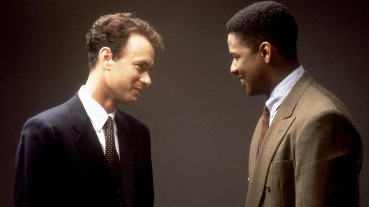 „Podziękował mi, gdy zdobył Oscara”. Tak Tom Hanks zemścił się na Denzelu Washingtonie za dowcipy na planie Filadelfii, źródło grafiki: Filadelfia, Jonathan Demme, TriStar Pictures, 1993.