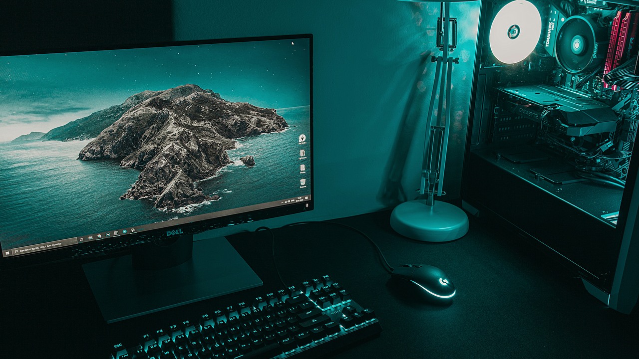 Rodzice wysyłają swojemu dziecku nowy komputer do gier, ale zapominają o jego opakowaniu, źródło grafiki: Daniel Eliashevskyi | Unsplash.