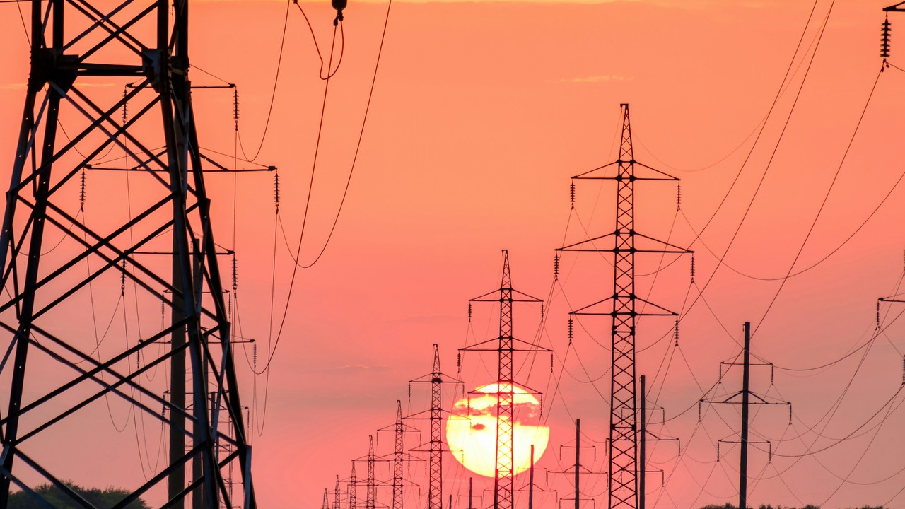 Następna katastrofa będzie dotyczyć energii elektrycznej: w sieci „zabraknie transformatorów” z powodu popytu na sztuczną inteligencję, źródło grafiki: Andrey Metelev | Unsplash.